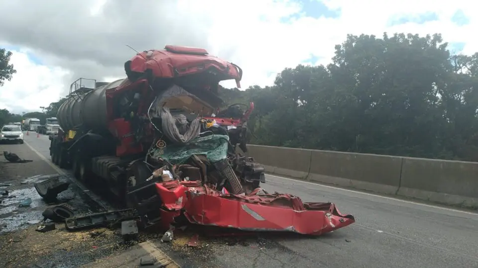 Acidente entre caminhões interdita faixa da BR-277, em Morretes - Massa News