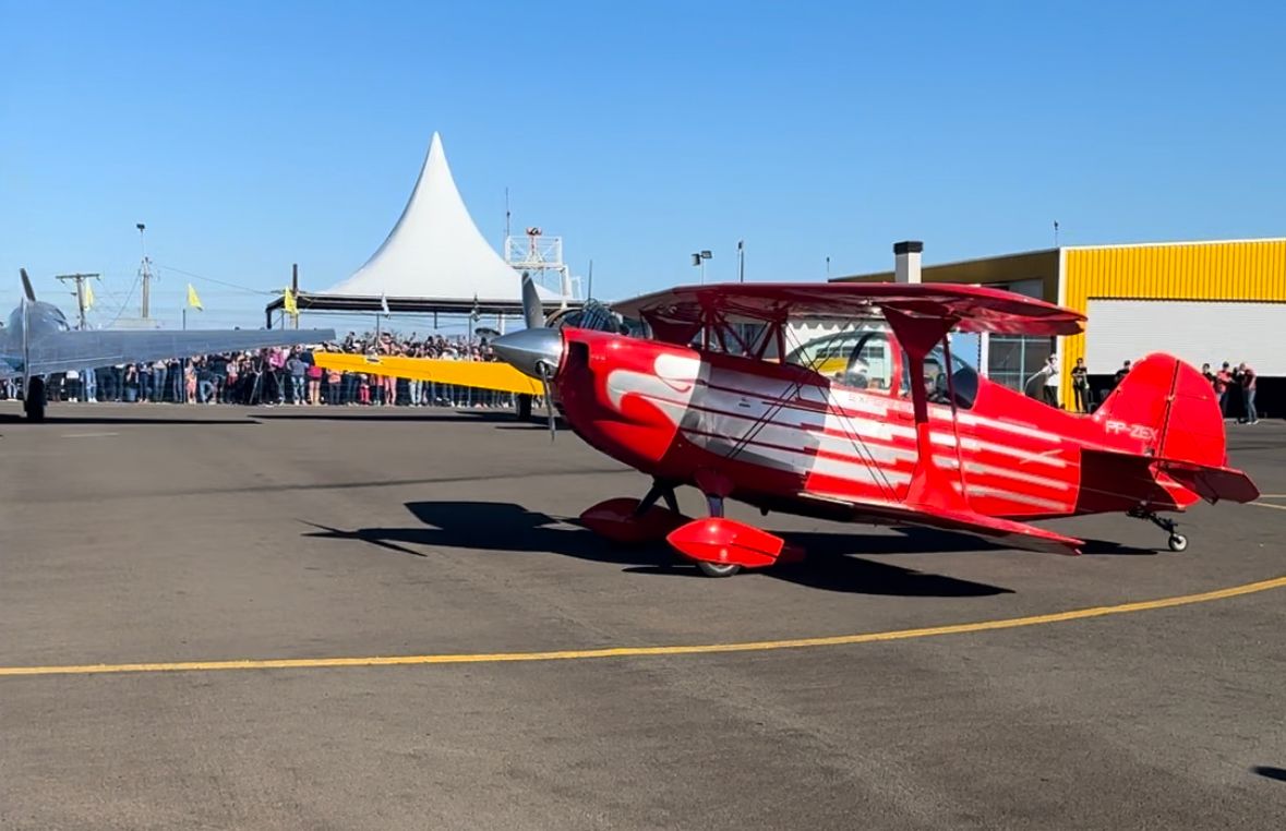 Várias pessoas prestigiam evento de aniversário dos 70 anos do