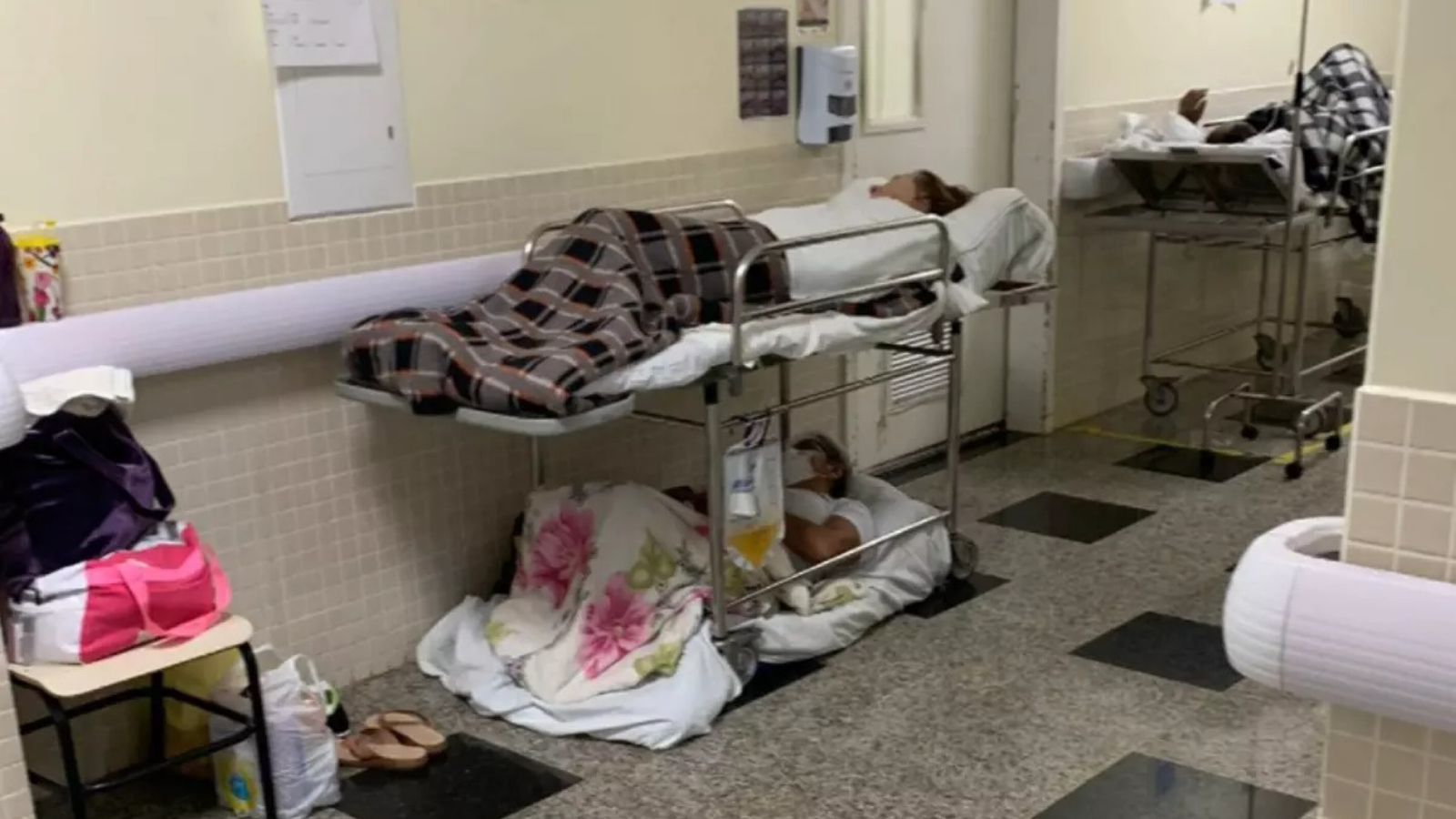 Imagens mostram pacientes e acompanhantes nos corredores, mesmo com leitos  desocupados no HU em Cascavel