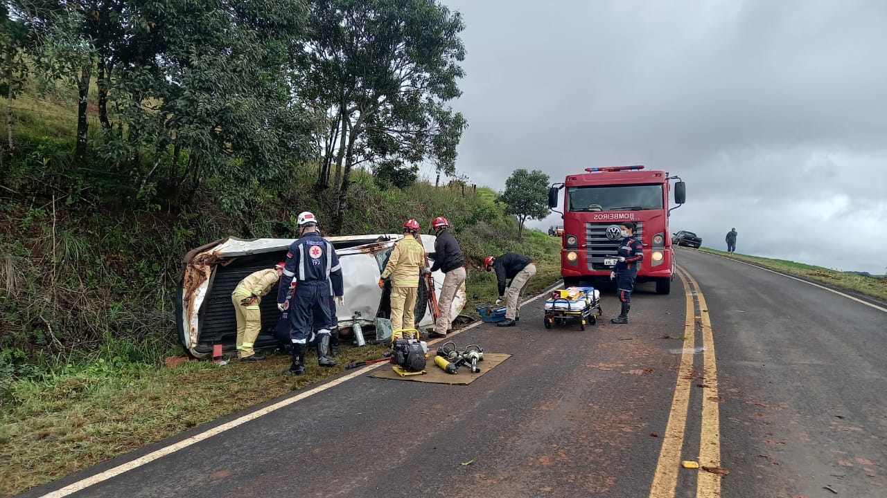 Motorista Fica Ferido Ap S Caminhonete Capotar Na Pr Em Marmeleiro