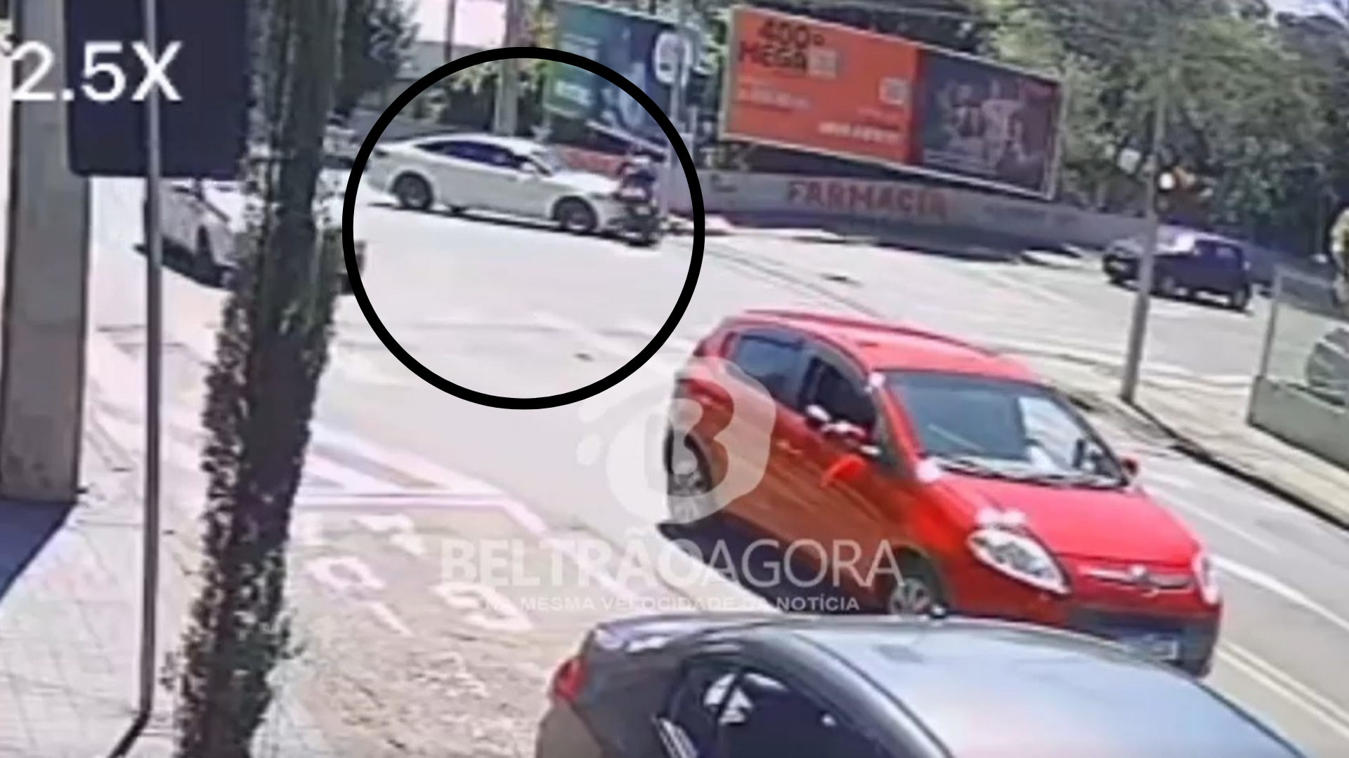 Vídeo Câmera de segurança flagra colisão entre carro e moto no centro