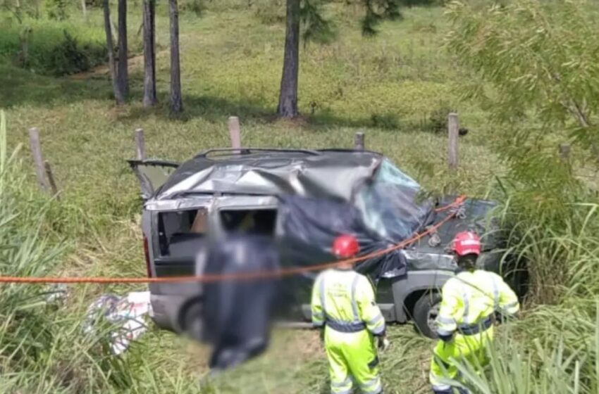 Carro capota em barranco na BR 116 e mãe e filha adolescente morrem