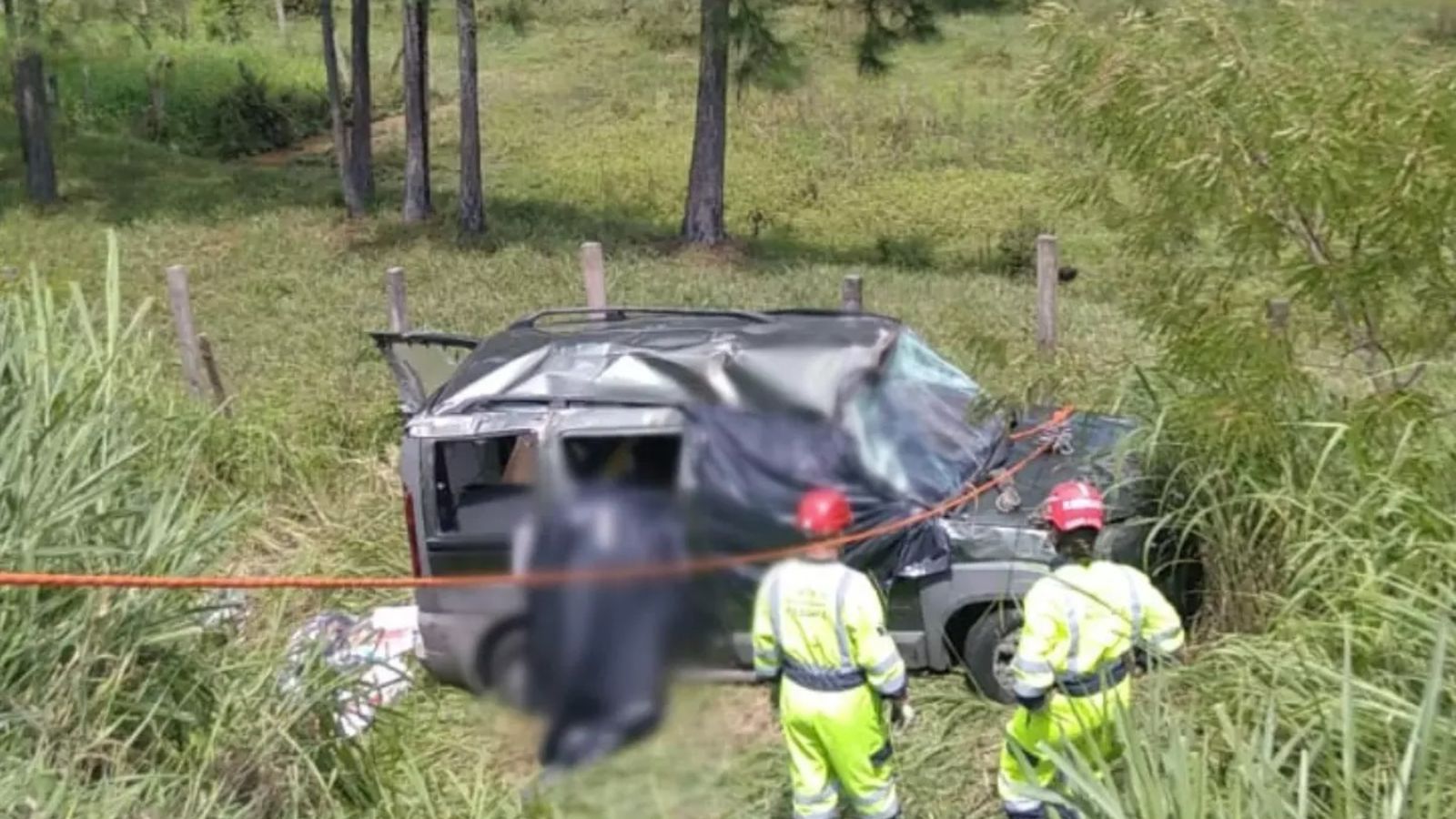 Carro Capota Em Barranco Na Br E M E E Filha Adolescente Morrem