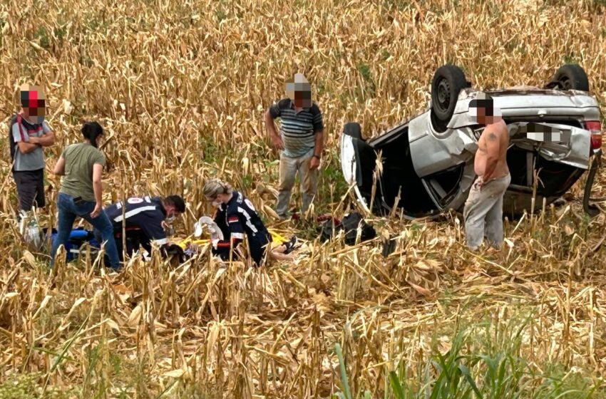 Jovem fica ferida após carro sair da pista e capotar em lavoura na PR