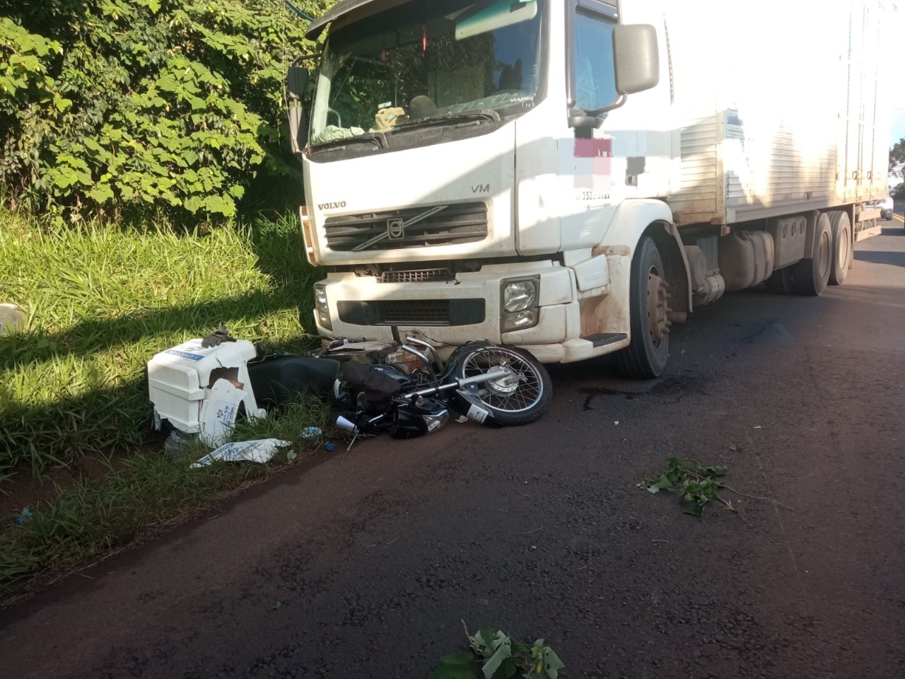 Condutor De Motocicleta Fica Ferido Ap S Pneu Estourar E Colidir Contra