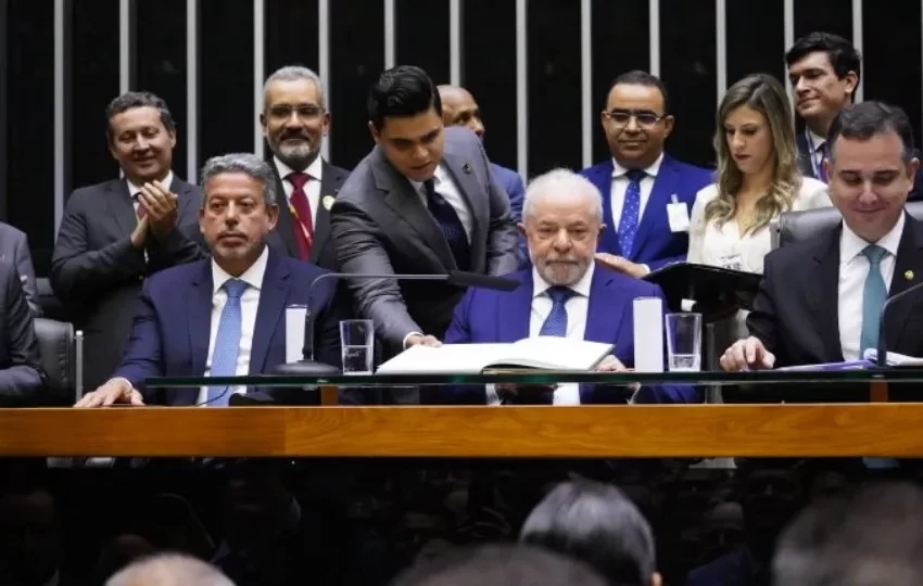  Lula assina decreto e suspende aquisição de armas de fogo de uso restrito para CACs