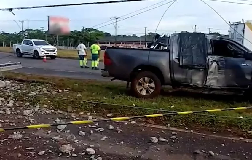  Criança de 10 anos morre e outra fica em estado grave após caminhonete colidir contra poste na BR-277