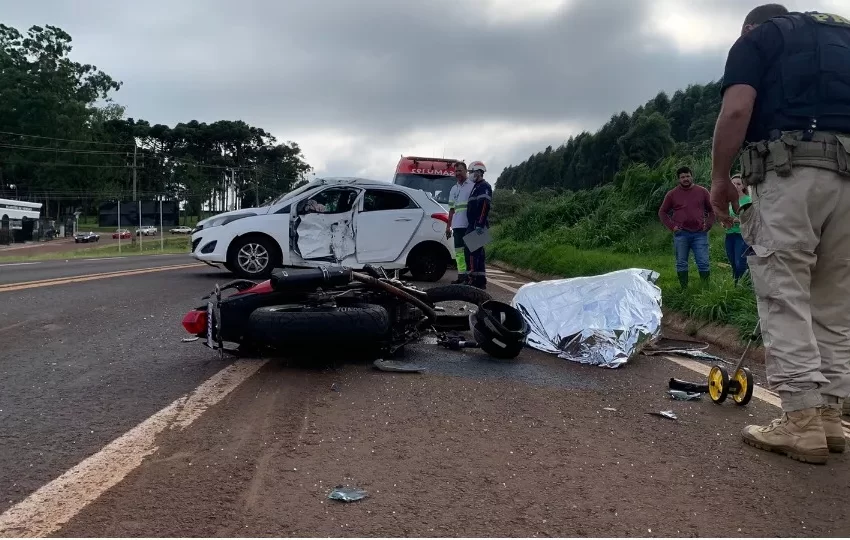  Gestante de seis meses e homem morrem em grave acidente entre carro e moto na BR-277