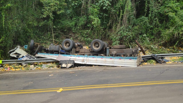  Motorista morre esmagado após caminhão carregado com chopp capotar