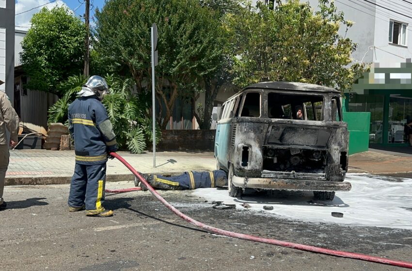  Kombi fica destruída após pegar fogo em posto de combustíveis no bairro Vila Nova