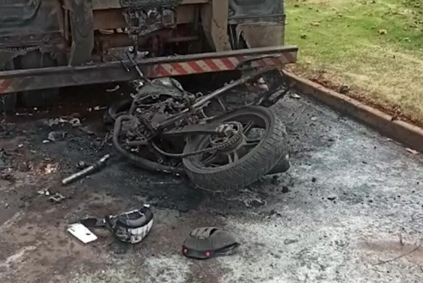  Homem morre após moto bater em caminhão e explodir