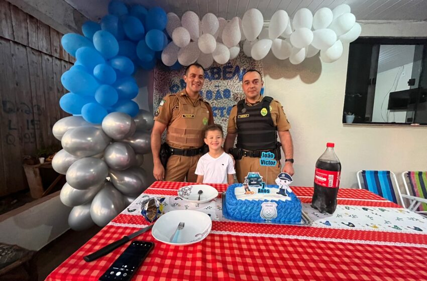  Policiais Militares surpreendem criança durante festa de aniversário