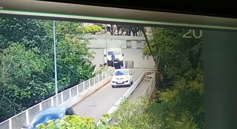  Caminhão danifica novamente portal no acesso a ponte estreita em Marmeleiro; vídeo