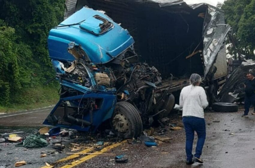  Grave acidente envolvendo três caminhões deixa um homem morto na BR-476