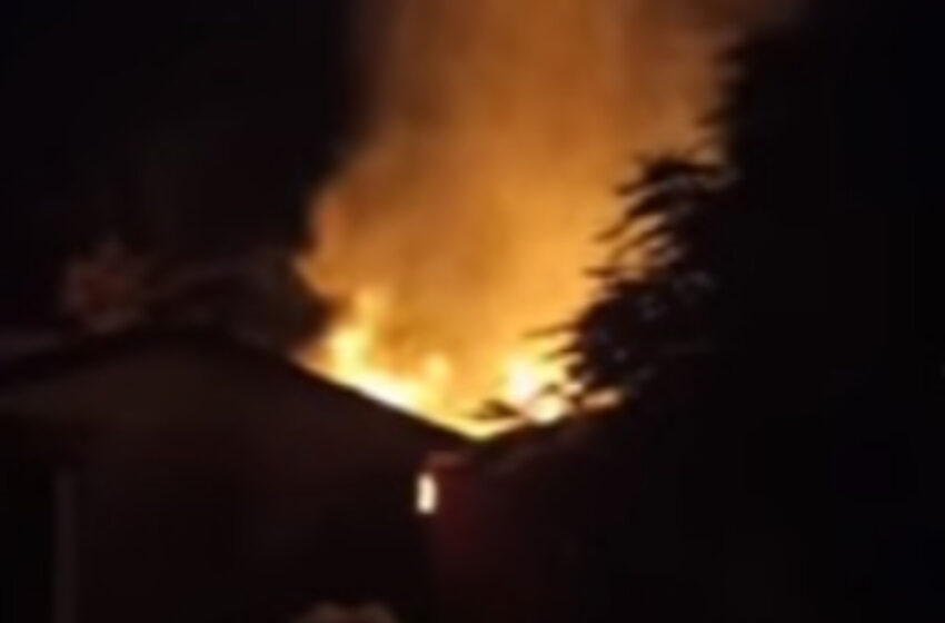  Residência fica destruída após pegar fogo; moradores foram presos horas antes do incidente