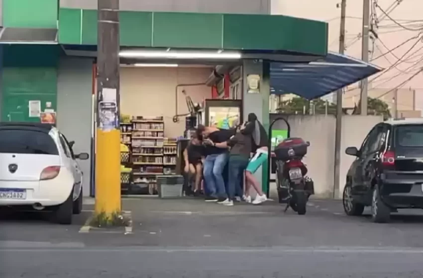  Assaltantes fazem reféns como escudo humano durante confronto com a polícia; vídeo