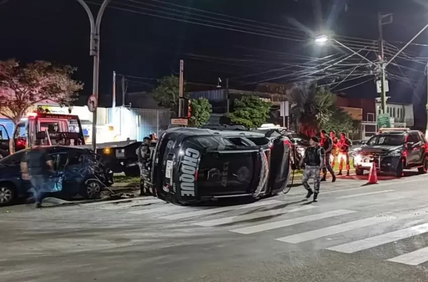  Viatura da Polícia Militar bate em carro, capota e deixa duas pessoas feridas no Paraná