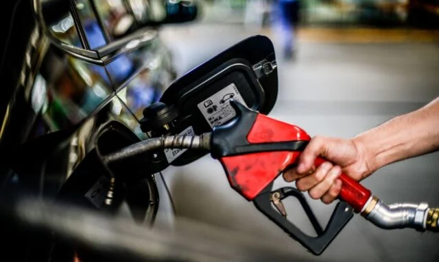  Pacote de medidas econômicas pode incluir volta de impostos federais sobre a gasolina