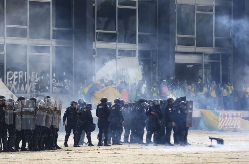  Forças de segurança conseguem desocupar a rampa do Palácio do Planalto