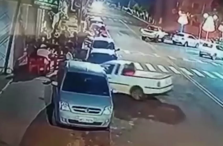  Vídeo: Motorista invade calçada e atropela pedestres de propósito