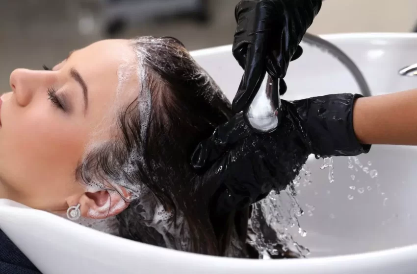  Anvisa suspende venda de produto usado para modelar cabelo após ocorrências de danos aos olhos de usuários