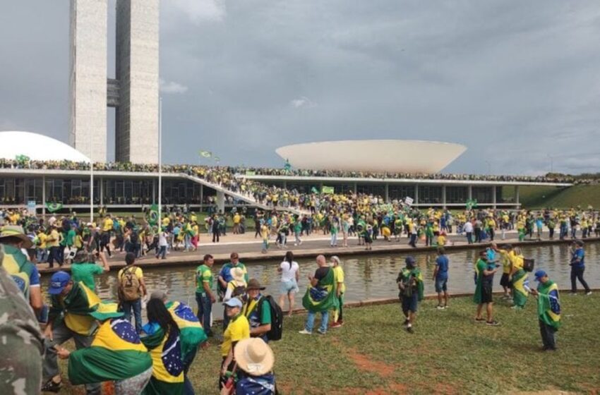  Urgente: Manifestantes invadem Congresso, Planalto e STF