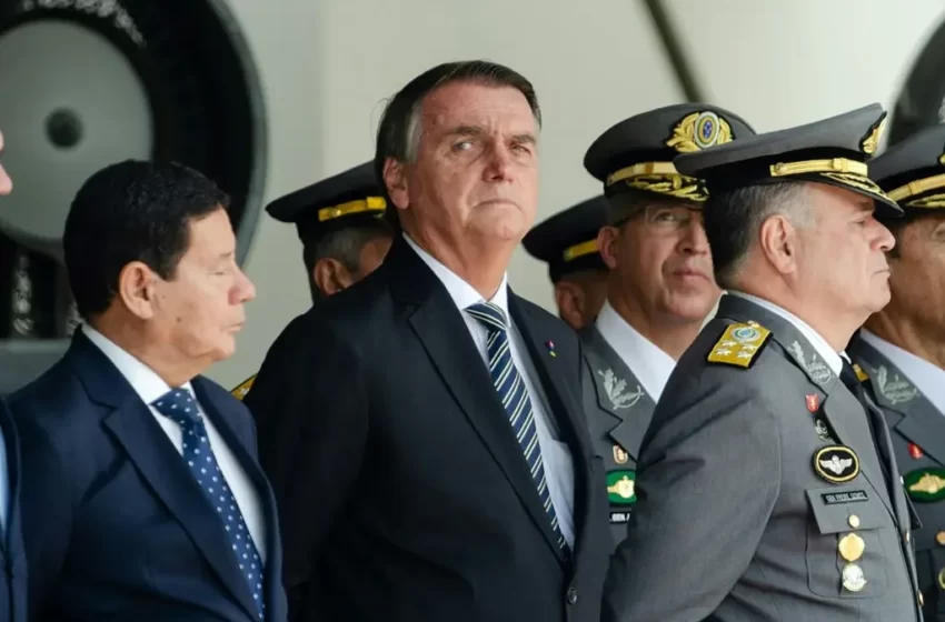  Jair Bolsonaro diz que depredações e invasões fogem à regra da democracia