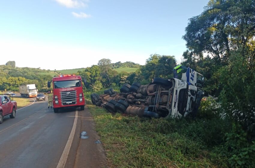  Caminhão tomba e motorista fica ferido na BR-280