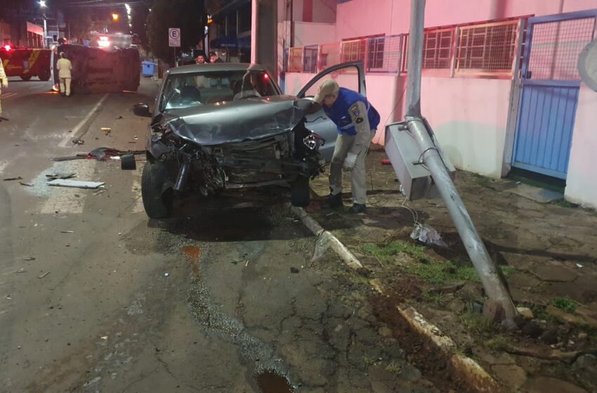  Van fica tombada e condutor sofre ferimentos após colisão no centro da cidade