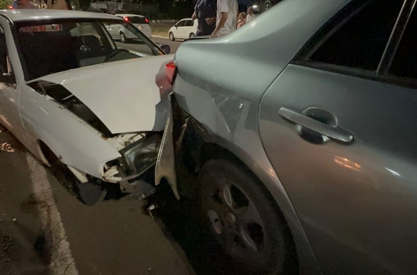  Motorista colide em carro estacionado após perder controle da direção do veículo na avenida Julio Assis Cavalheiro