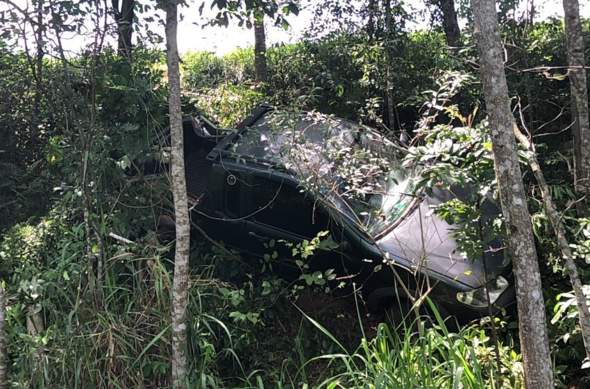  Caminhonete vai parar em ribanceira após motorista perder controle da direção e sair da pista na PR-483