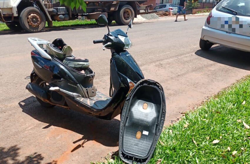  Duas mulheres ficam feridas após carro bater atrás de moto no bairro Luther King