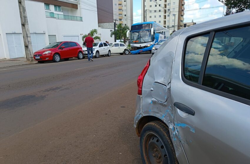  Ônibus bate em quatro veículos que estavam estacionados ao tentar desviar de colisão com outro carro em semáforo