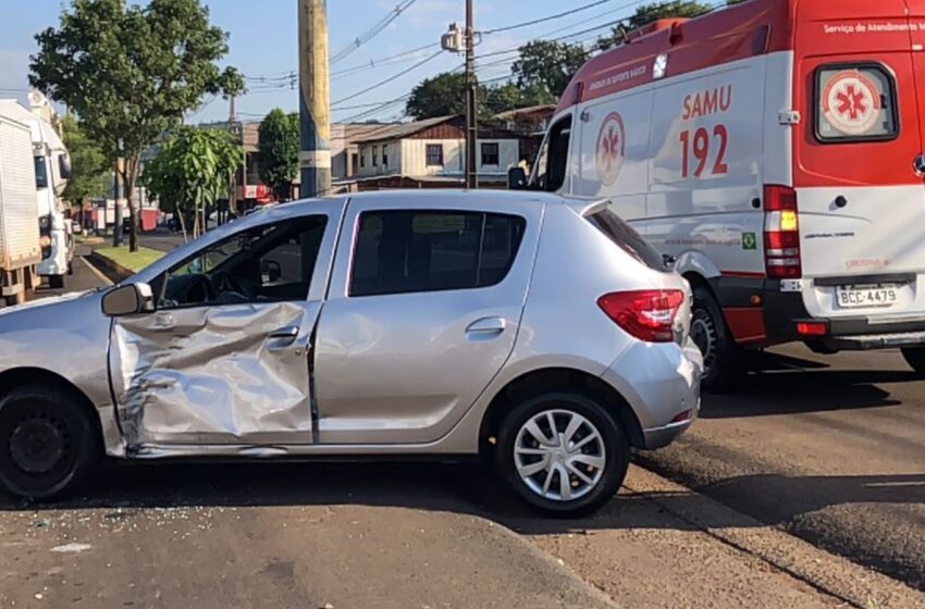  Duas pessoas ficam feridas após colisão entre carro e moto na avenida Atílio Fontana