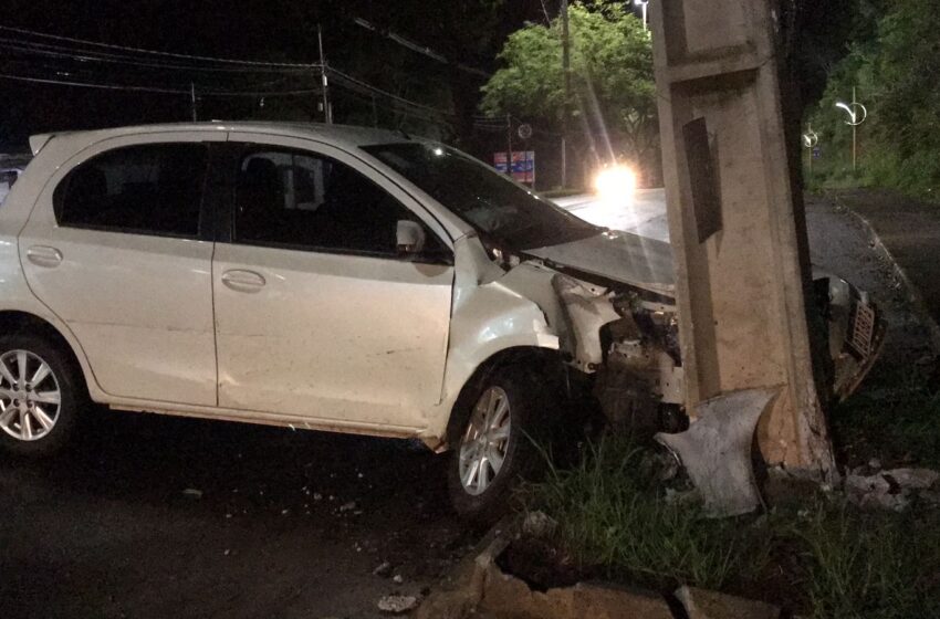  Motorista colide veículo contra poste após perder controle da direção no bairro Pinheirinho