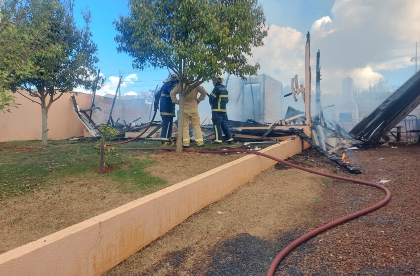  Casa de madeira fica totalmente destruída após incêndio