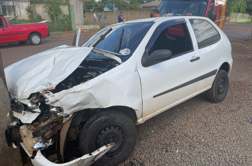  Casal fica ferido após acidente entre carro e caminhonete no bairro Pinherinho