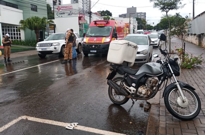  Motociclista fica ferido em acidente envolvendo carro no centro de Beltrão