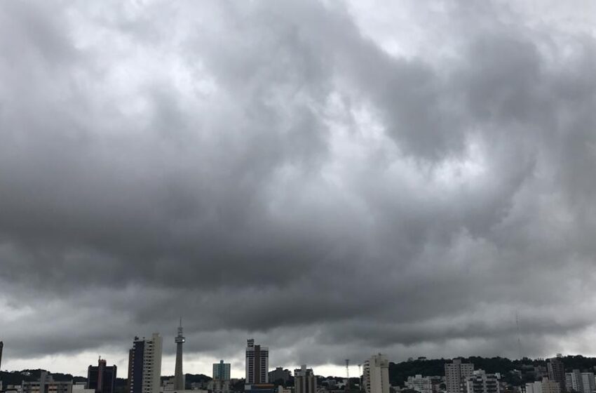  Instabilidade atmosférica segue elevada nas regiões paranaenses nessa sexta-feira (24)