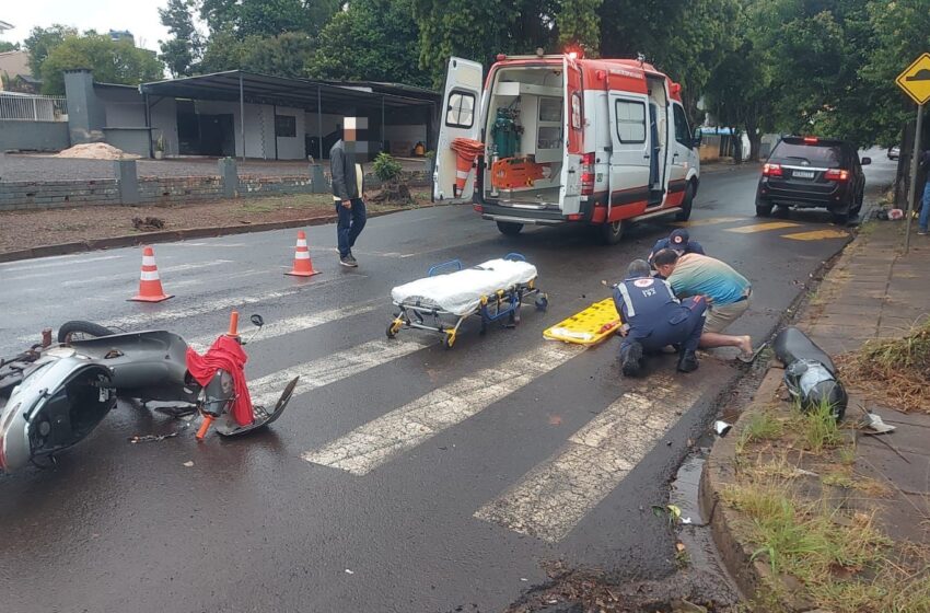  Homem sofre suspeita de fratura na perna após acidente entre moto e camionete