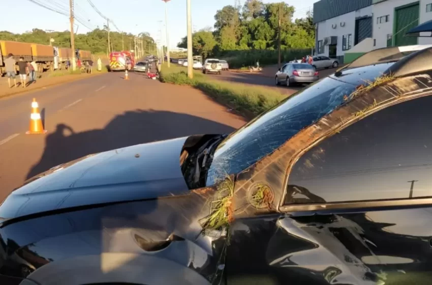  Com dois filhos dentro do carro, motorista embriagado causa acidente de trânsito