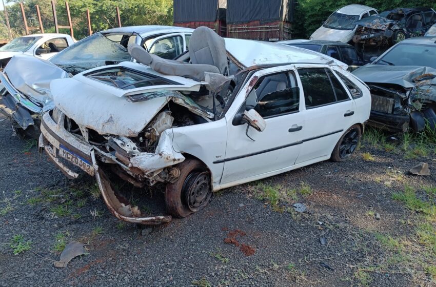  Homem fica ferido após capotar carro carregado com agrotóxicos contrabandeados na PR-180