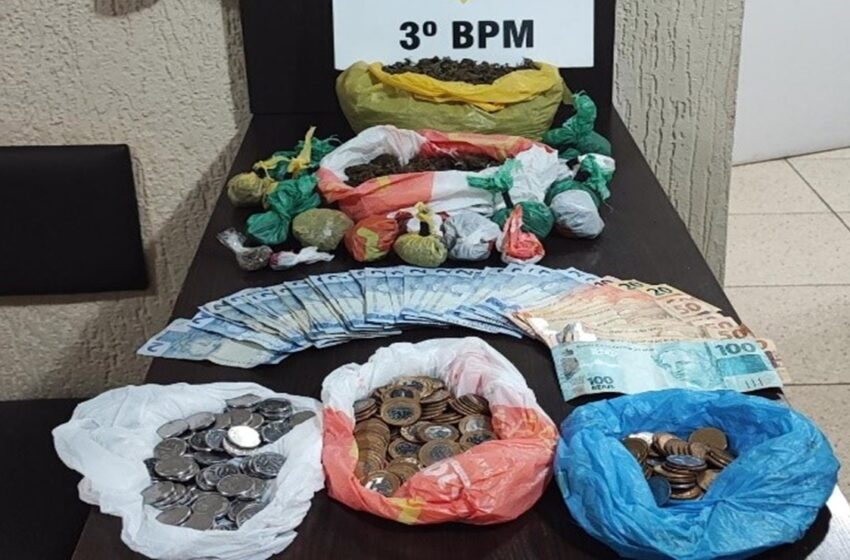  PM fecha ponto de tráfico de drogas, prende traficante e apreende quase 1 kg de maconha