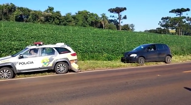  Duas pessoas ficam feridas após carro colidir em traseira de viatura da PM na PR-493