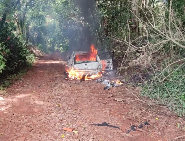  Mulher é encontrada amarrada ao lado de carro pegando fogo e fica com 90% do corpo queimado