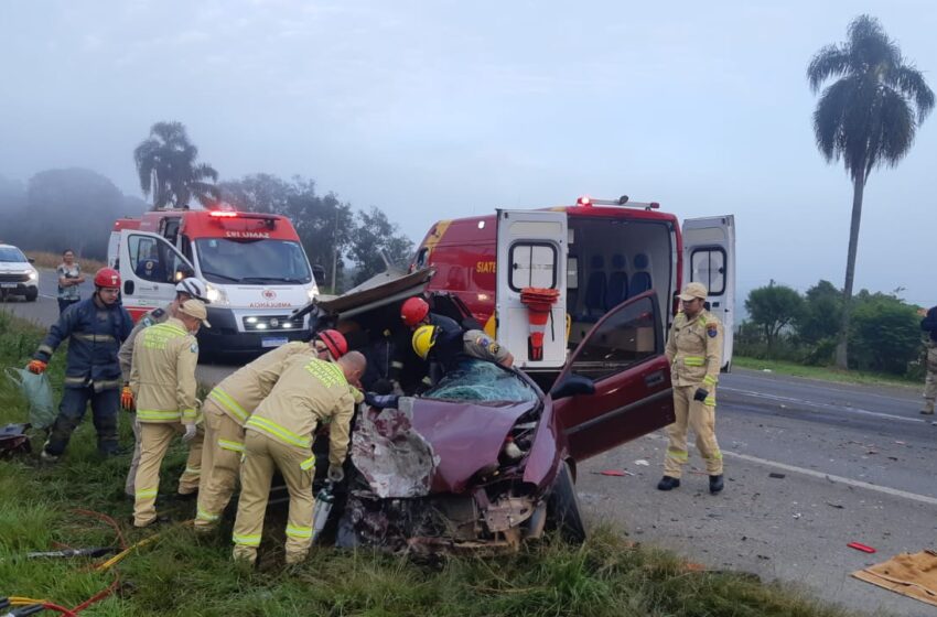  Colisão frontal entre carro e caminhão Bitrem deixa 3 pessoas gravemente feridas na BR-373