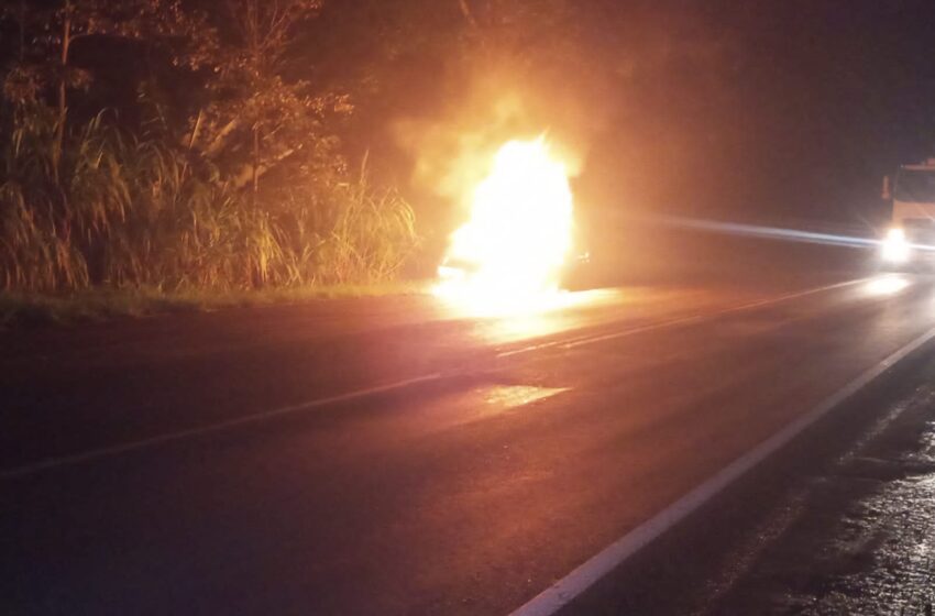  Veículo pega fogo e fica totalmente destruído na PR 280