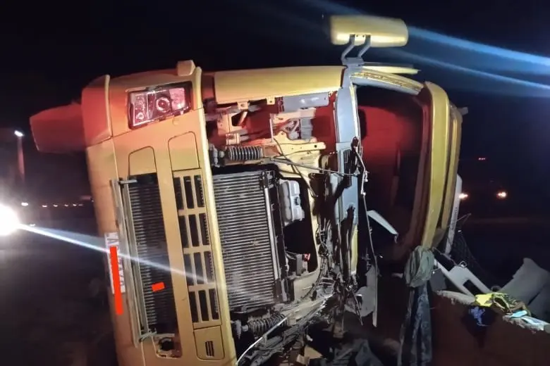  Motorista morre após caminhão bitrem carregado de soja tombar na BR 376