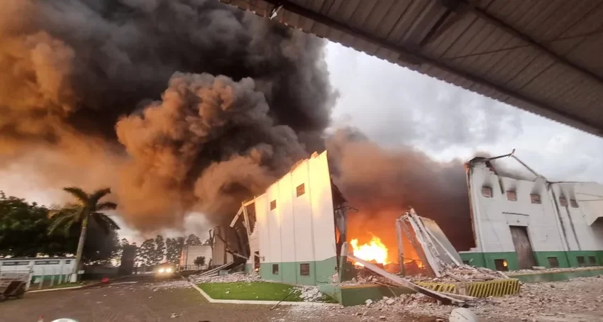  Incêndio destrói barracão com agrotóxicos no Paraná