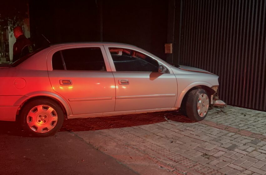 Homem Acaba Preso Após Fugir De Abordagem E Colidir Carro Carregado Com